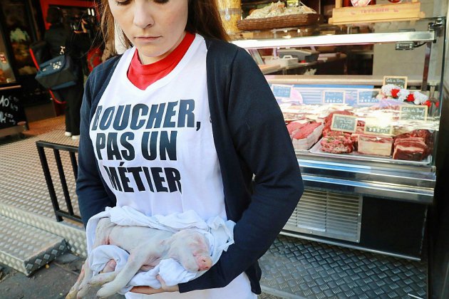 "La viande est un meurtre": happenings antispécistes devant des boucheries