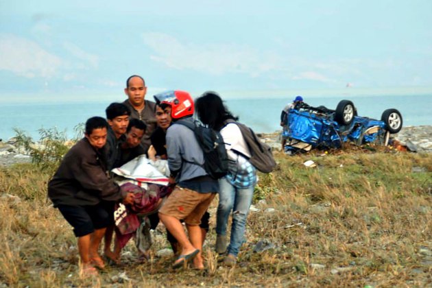 Indonésie : les habitants de Palu, frappée par le séisme, tentent de survivre