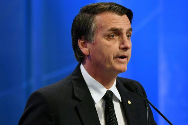 Brésil: à l'heure du dernier débat télévisé, Bolsonaro joue la provocation