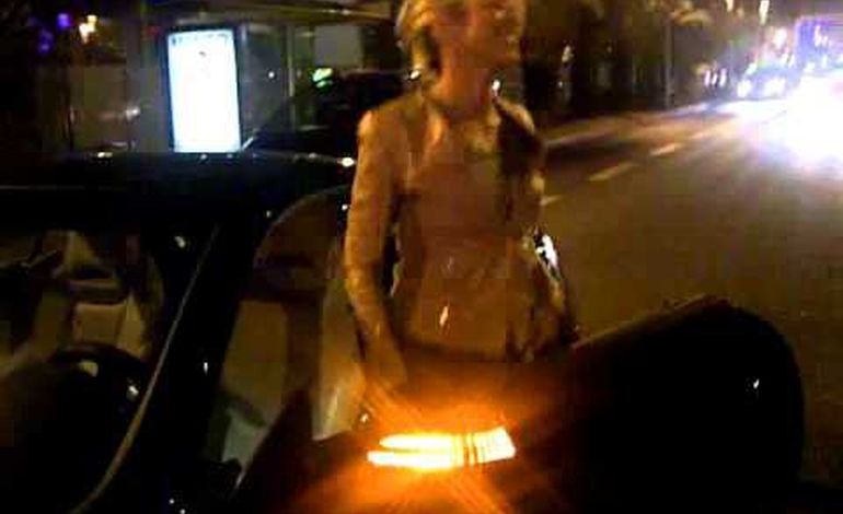 Shakira arrête sa voiture pour pouvoir danser ! 