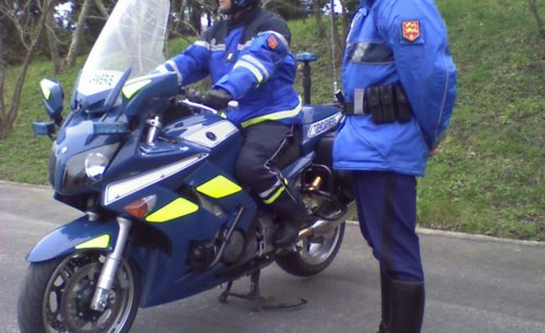Une tenue "haute sécurité" pour les gendarmes motards de la Manche