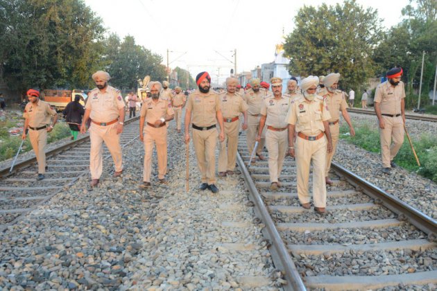 Un train percute une foule en Inde : une soixantaine de morts