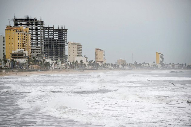 L'ouragan Willa, rétrogradé en catégorie 3, a touché les côtes mexicaines