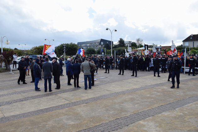 [PHOTOS] Rassemblement échauffé entre anti et pro-migrants à Ouistreham