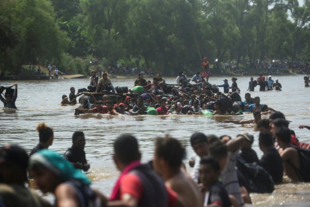 Guatemala: des centaines de migrants se jettent dans le fleuve pour passer au Mexique