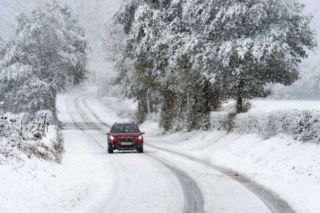 Intempéries: intensification de l'épisode neigeux, amélioration en Corse