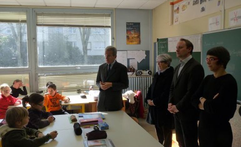 Fusillade de Toulouse: Le préfet à l'école de l'Yser de Saint Lô