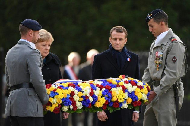 Macron et Merkel dévoilent une plaque pour commémorer l'armistice de 1918