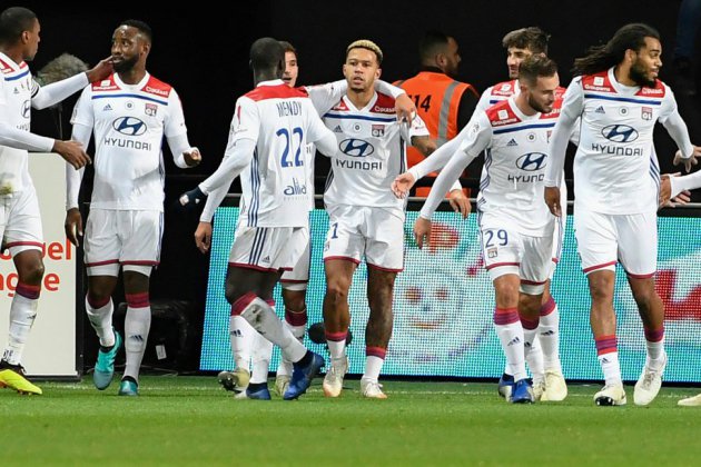 Ligue 1: Depay sublime Lyon qui gagne à Guingamp