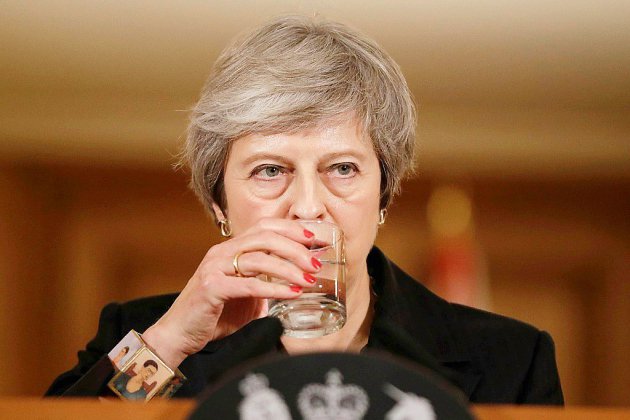 Une Theresa May sous pression se rend à Bruxelles pour boucler le Brexit