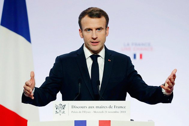 Macron en mode séduction devant des maires inquiets