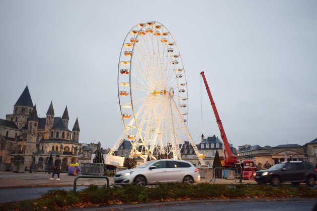 Caen. La grande roue de Noël installée à Caen