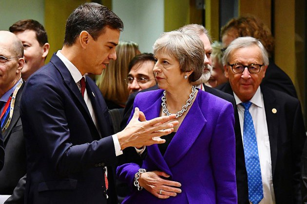 Brexit: May retourne à Bruxelles, l'Espagne menace de faire capoter le sommet