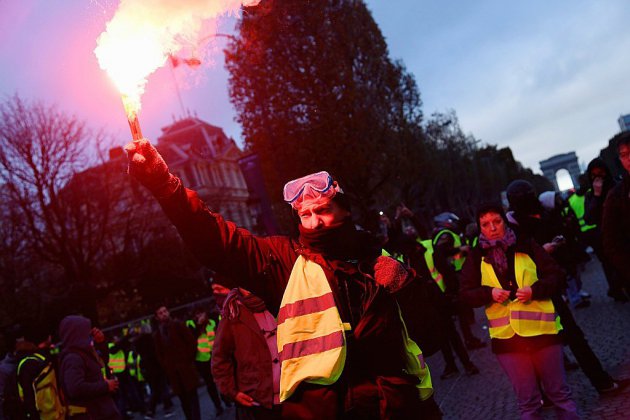 "Gilets jaunes": les forces de l'ordre utilisent gaz lacrymogènes et lanceur d'eau sur les Champs-Elysées