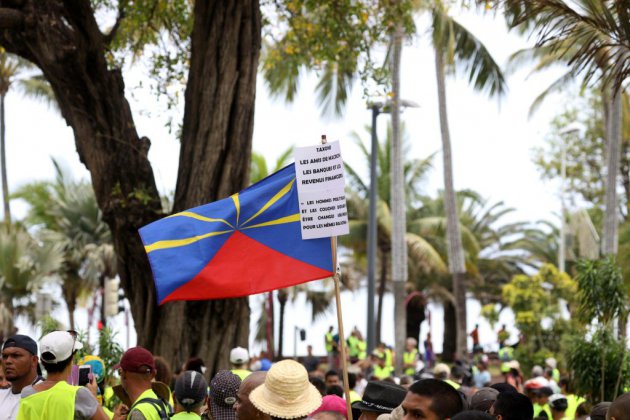 "Gilets jaunes": accalmie à la Réunion toujours sous couvre-feu