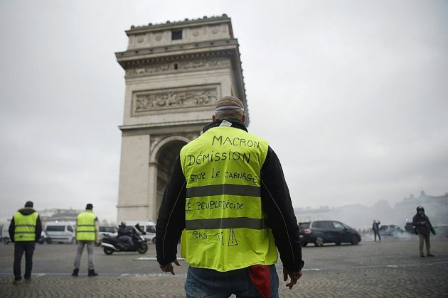 "Gilets jaunes": premiers incidents en haut des Champs-Élysées