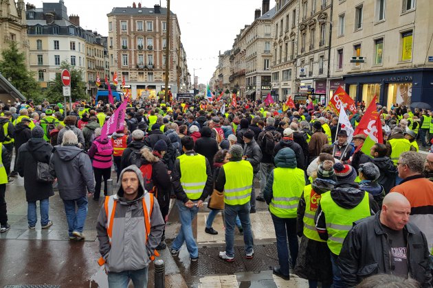 Rouen. Environ un millier de gilets jaunes et rouges défilent ensemble à Rouen