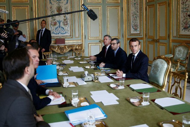 Macron prend le temps de répondre aux gilets jaunes après le chaos à Paris