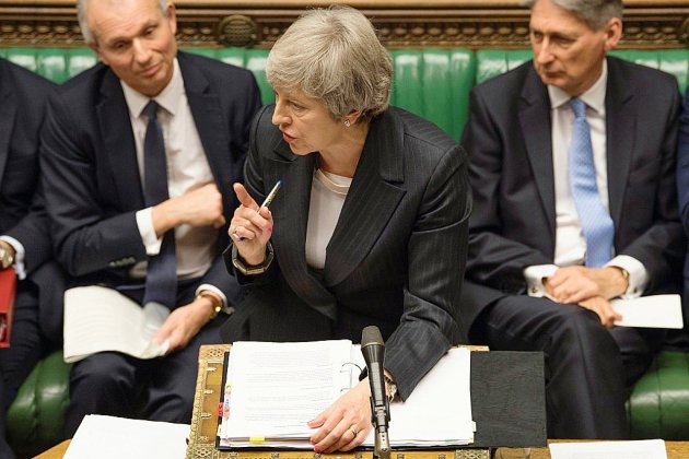 Brexit: Theresa May lâche un peu de lest envers les députés