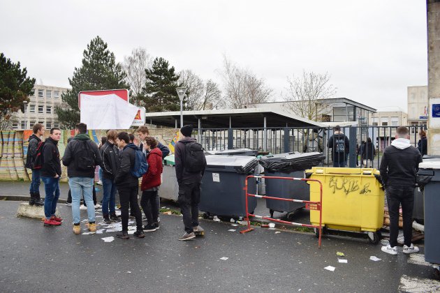 Caen. Caen : des lycéens dans la rue appellent à un grand blocus