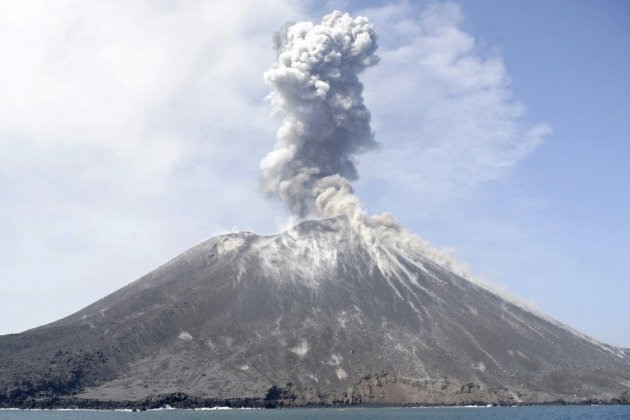 Indonésie: au moins 43 morts après un tsunami du à l'éruption du volcan Anak Krakatoa