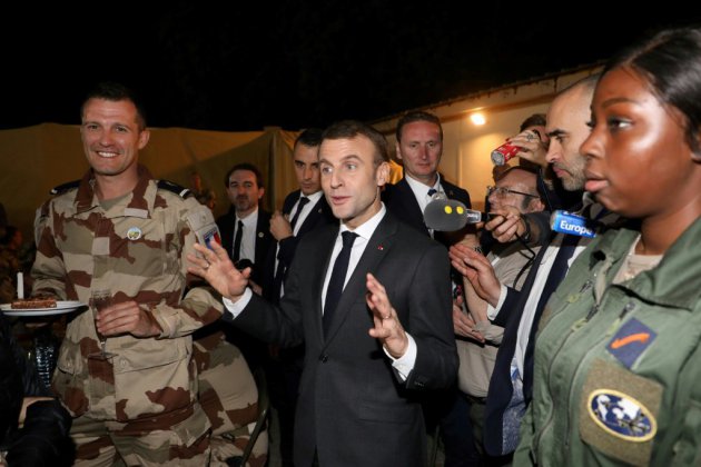 "Gilets jaunes": Macron appelle à "l'ordre", Philippe dénonce "des gestes antisémites"