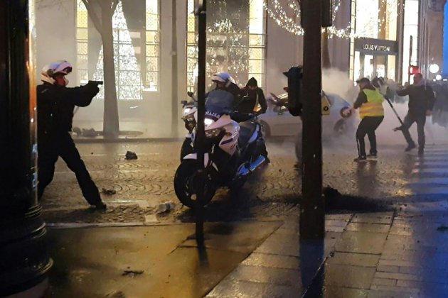 "Gilets jaunes" contre policiers à moto à Paris: enquête pour "violences volontaires"