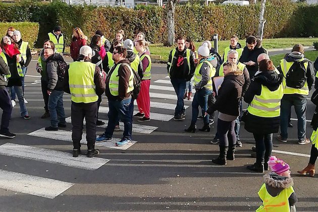 Caen. Caen : des Gilets jaunes rassemblés devant le centre des impôts