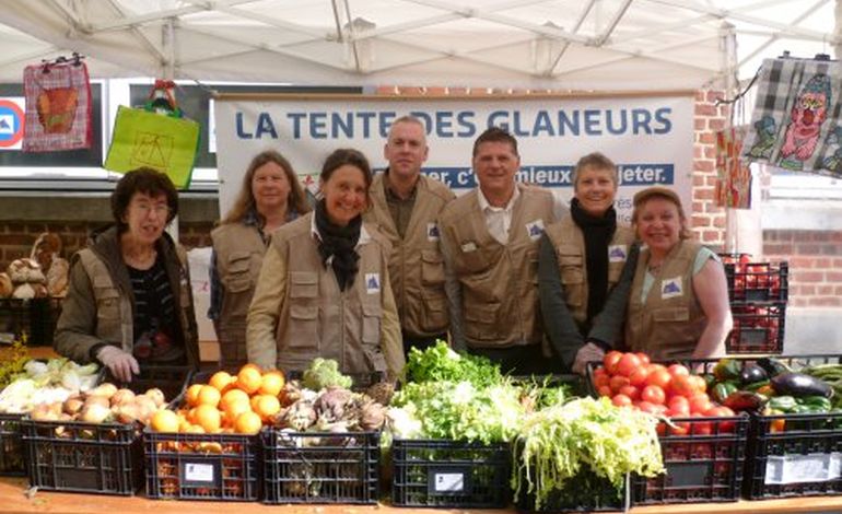 La tente des glaneurs s'apprête à redistribuer les invendus du marché à Caen
