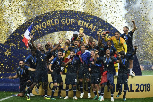 Légion d'honneur: Houellebecq et les champions du monde de foot distingués