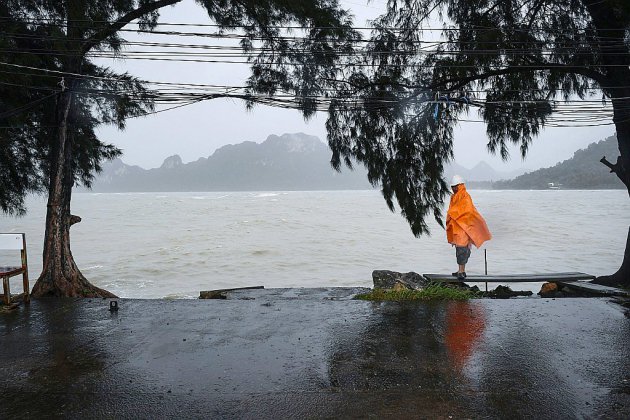Des centaines de touristes bloqués sur les îles du golfe de Thaïlande à cause de la tempête Pabuk