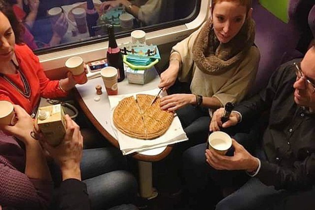 Rouen. Après l'apéro, des usagers du train Rouen-Paris partagent la galette