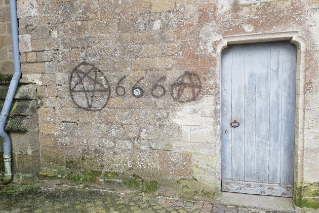 Coutances. Manche : tags sataniques sur la cathédrale de Coutances