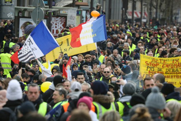 A Paris, plusieurs milliers de "gilets jaunes" manifestent dans le calme