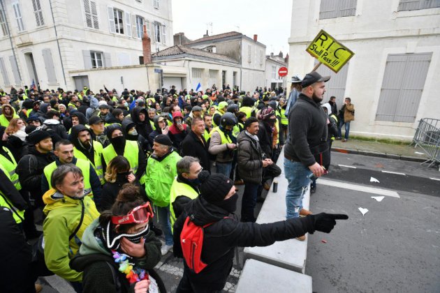 "Gilets jaunes": mobilisation en hausse en France, moins de tensions