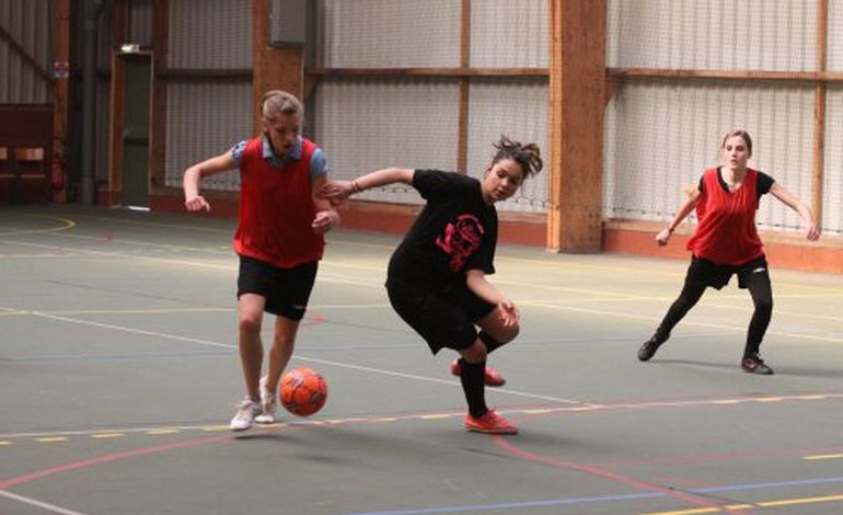 Caen : le collège Lechanteur recrute des footballeuses en herbe