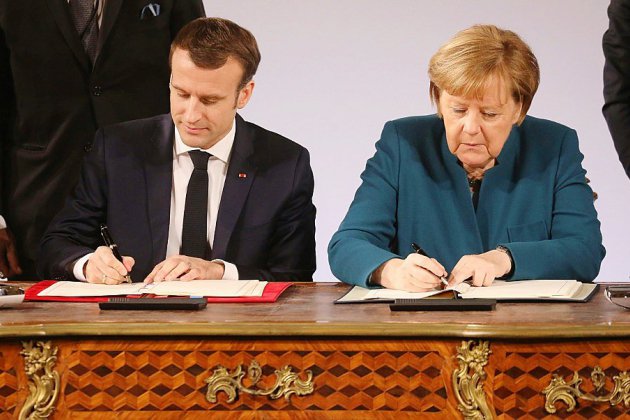 Macron et Merkel signent un nouveau traité, attaqué par les nationalistes