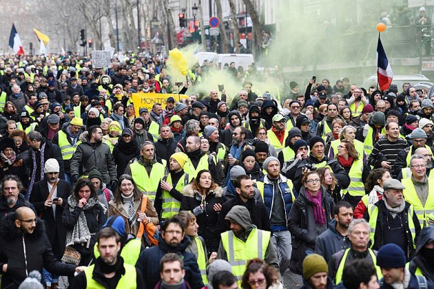 "Gilets jaunes": des "foulards rouges" défilent à Paris pour les institutions