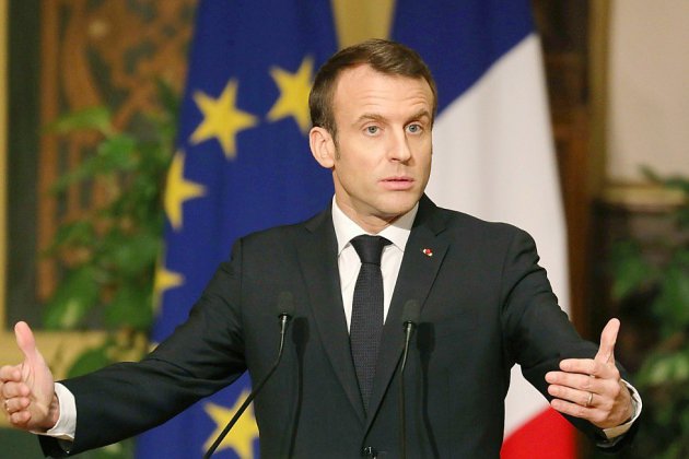 "Gilets jaunes": Macron "déplore" les 11 morts, "aucun" du fait des forces de l'ordre