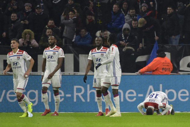 Lyon inflige au PSG sa première défaite (2-1) de la saison en Ligue 1
