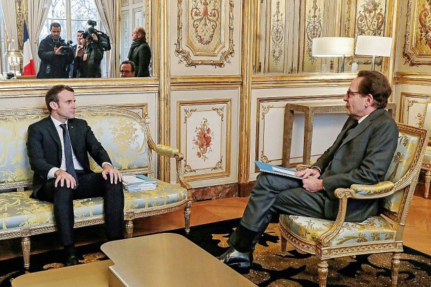 Macron reçoit les partis, l'éventuel référendum en débat