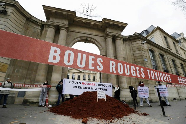 Des "boues rouges" de l'usine Alteo devant le ministère de l'Ecologie