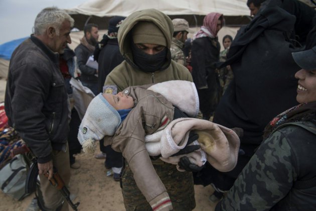 Syrie: de nombreux civils encore dans le réduit de l'EI, offensive ralentie