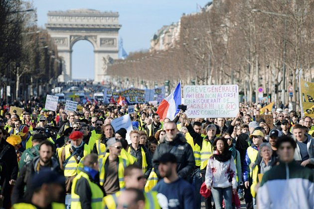 Nouveau rassemblement de "gilets jaunes" sur les Champs-Elysées