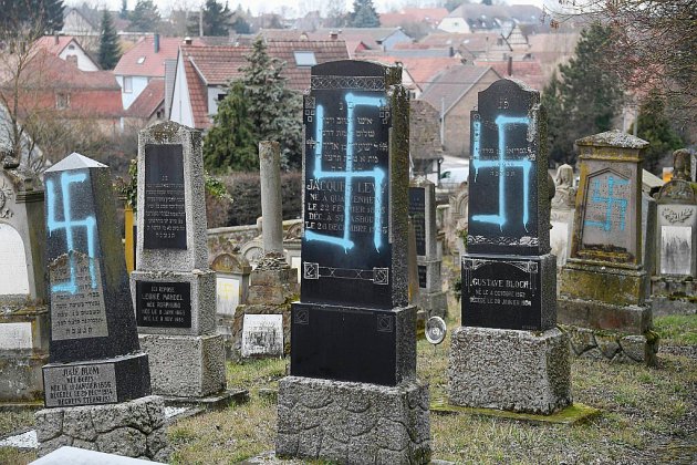 Macron promet des actes "forts" après la profanation d'un cimetière juif alsacien