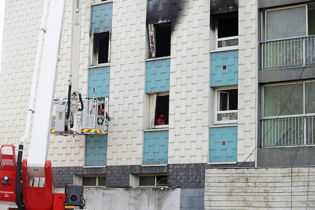 Aulnay-sous-Bois: un mort et deux pompiers grièvement blessés dans un incendie