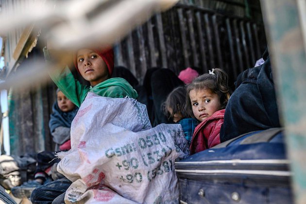 Syrie: 40 camions évacuent hommes, femmes et enfants du réduit de l'EI