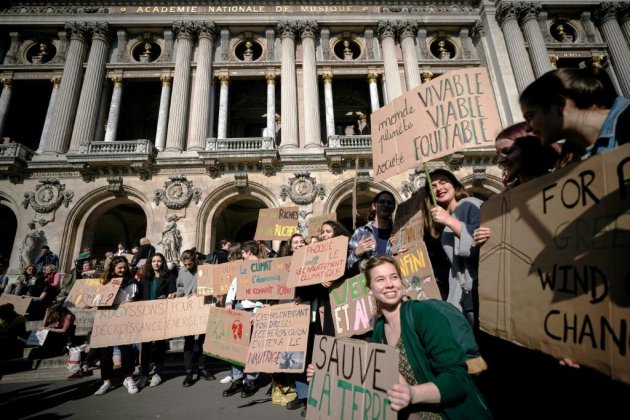 Climat: un millier de jeunes défilent à Paris derrière Greta Thunberg