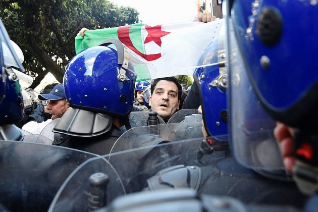Algérie: le Premier ministre renvoie les manifestants vers les urnes