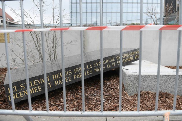 Strasbourg: indignation après la découverte de la stèle de l'ancienne synagogue vandalisée